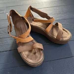 Caterpillar platforms-sandals size 9. In good condition.